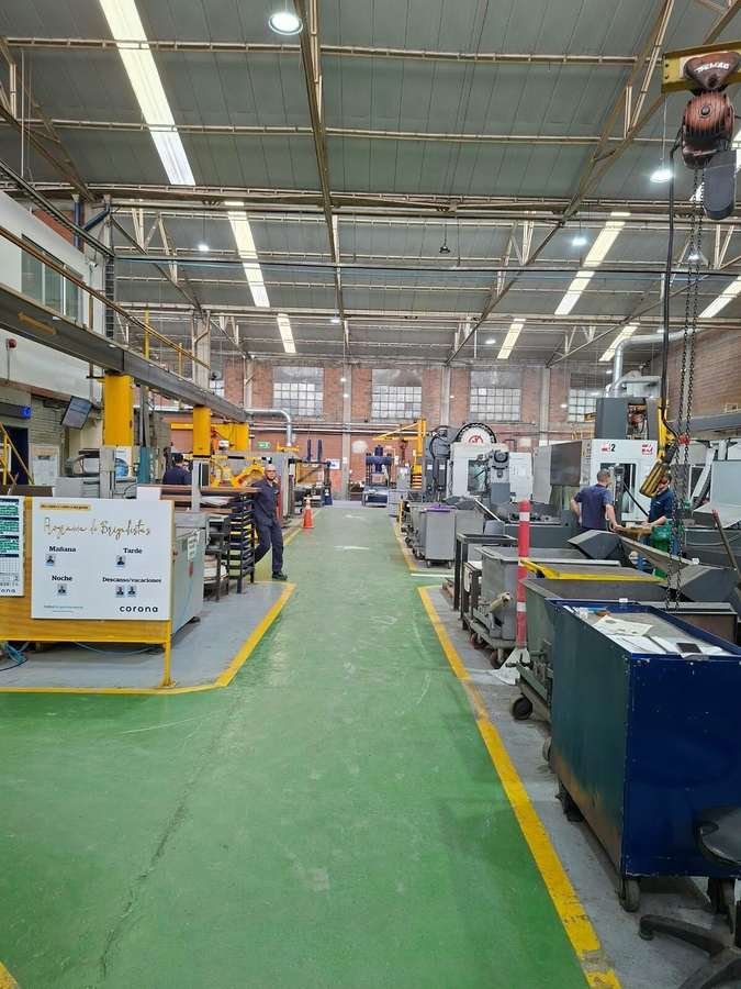 Taller metalmecánico con maquinaria industrial