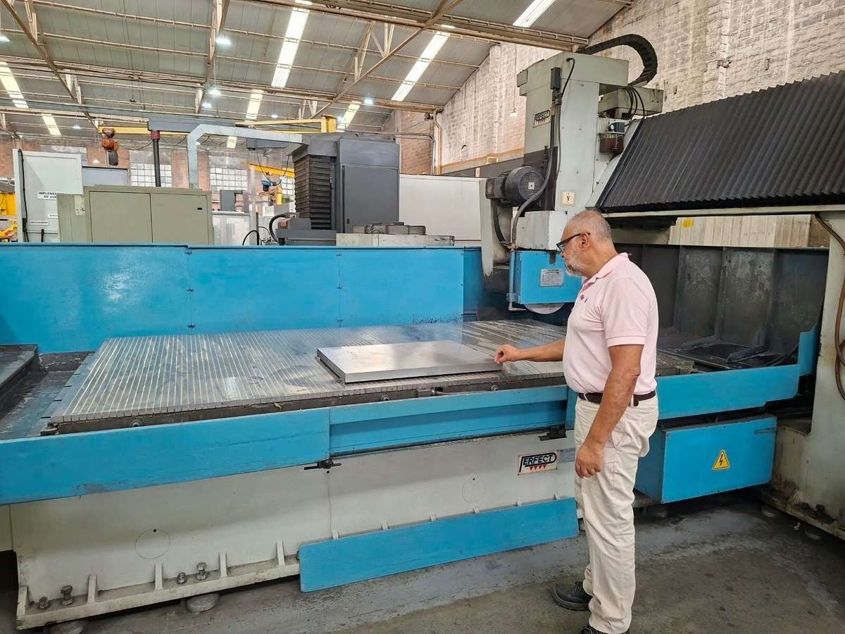 Máquina industrial para trabajos de mecanizado